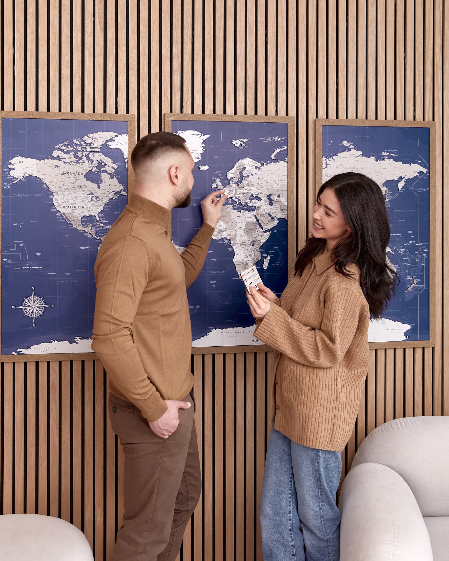Pinnwand-Weltkarte mit Nadeln – XL-Kork-Triptychon-Wandkarte in Schwarz