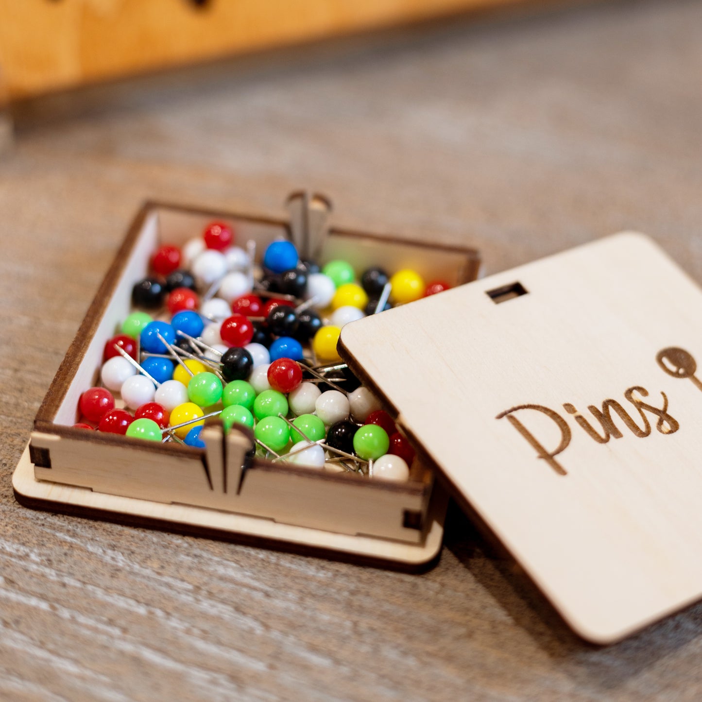 Box with 100 ball push pins